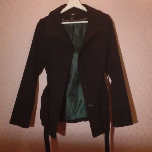 Jacka  - Jättefin vår och höst jacka som inte kommer till användning längre. Den är köpt second hand och jag har använt den ett fåtal gånger så den ser nästan ny ut. Priset kan såklart diskuteras, kan också skicka fler bilder 