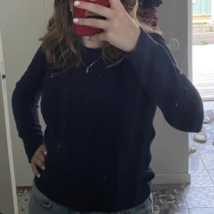 Stickad gant tröja - Kabelstickad crew neck. Äkta gant tröja i bomull. 