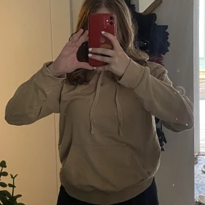 Beige hoodie - Beige hoodie i bomull. 