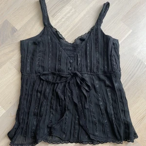 Sött linne - Säljer detta fina linnet i storlek S. Linnet har detaljer över hela med lite spets och även snören. Köpt second hand och är aldrig använt av mig, ser även oanvänt ut. Köparen står för frakt och använd gärna ”Köp Nu” 💗