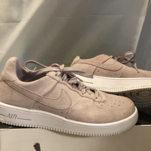 Nike air force 26cm - Står st dam 41, jag har vanligast  st 39 och dom passar, dom är 26cm, Typ smuts rosa färg, knappt använda