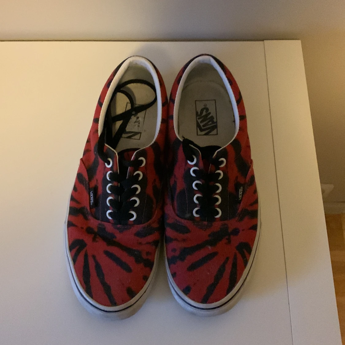 Vans era tie dye red tango 