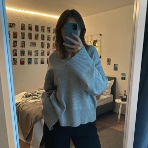 Tröja  - Jag säljer en grå tröja ifrån Gina tricot i storlek M. Den är i ett jätteskönt material och passar till allting💕slut på hemsidan! 