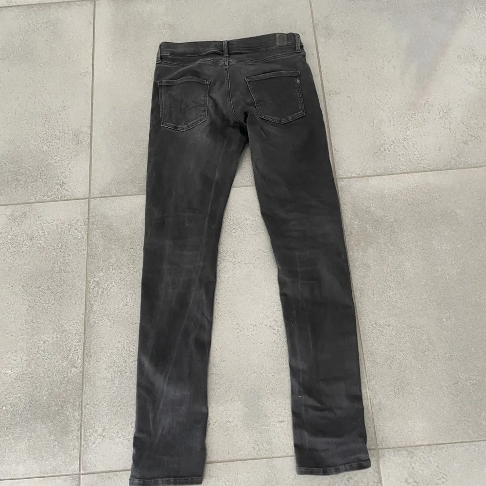 Säljer min brorsas grå jätte snygga jenas. Dem som nya och knappt andvända för att dem är för små. Nypris 1600kr. Jeans & Byxor.