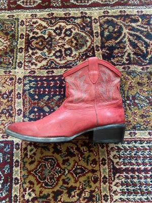 Ariat röda boots  - Snygga röda boots. Mycket bra skick. Finns i Sundbyberg.