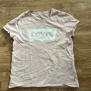 Levis T-shirt  - Endast provad och upptvättad 