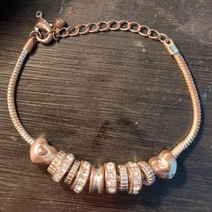 Pandora likt armband - En  av stopcharmsen är trasig den är ganska sliten som ni ser på bilden, därav priset, är lite röd ni vet i silvret men syns mindre irl, läs bio! p