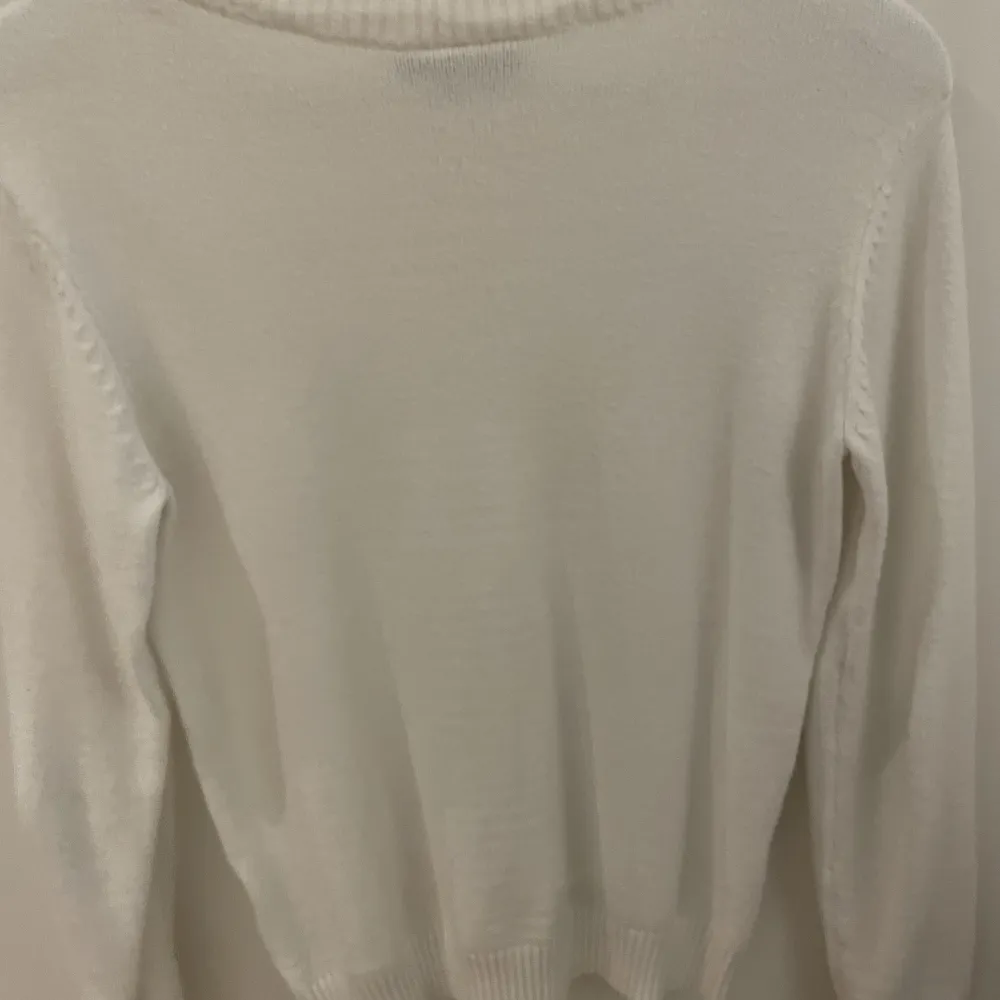 Säljer denna jätte mysiga vita stickade tröjan från vila, använd fåtal gånger men är fortfarande i fint skick🫶🏽🩷🩷. Stickat.