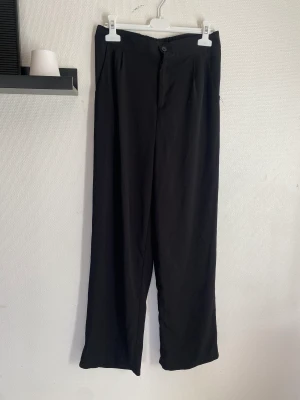 Högmidjade kostymbyxor  - Högmidjade kostymbyxor i storlek S Fattas en knapp i midjan Pris 15kr 