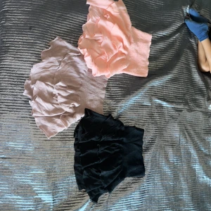 Volang kjolar - Säljer dessa 3 fina kjolar💗💜🖤 i storlek S. 1 för 45kr och alla 3 för 110kr