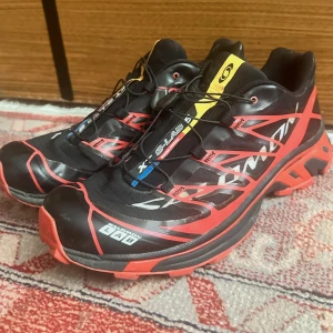 Salomon XT S-LAB 5 - Otroligt snygga och trendiga Salomon Sneakers, passar en 42-43. Riktigt light weight och bekväma skor, vare sig du ska bestiga Kebnekaise eller slänga på dig Arc'teryxjackan och ta fit pics i duschen är detta skorna för just dig!