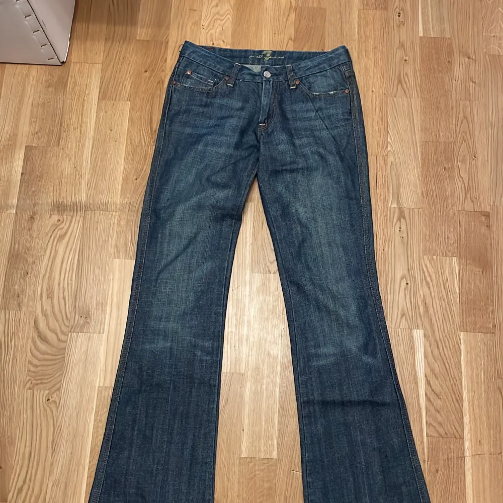 Vintage jeans ” A pocket”. Gott skick, flaire och low Rise. Storlek: 26 Ordinarie pris 2000kr. Jeans & Byxor.