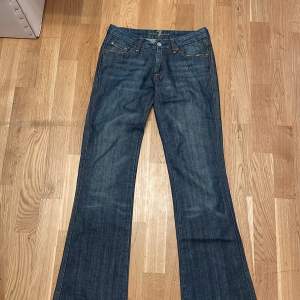 Vintage jeans ” A pocket”. Gott skick, flaire och low Rise. Storlek: 26 Ordinarie pris 2000kr