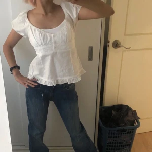 Topp från h&m - Supersöt slutsåld vit topp från h&m i brandy melville stil! Aldrig använd. Skriv för fler bilder💕