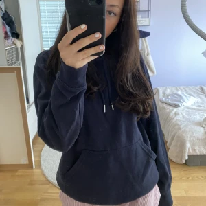 Mörkblå hoodie - Säljer denna mörkblåa hoodien från HM i storlek XS 💙