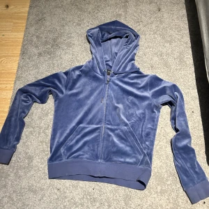 Juicy hoodie  - Säljer också tröjan till byxorna då den också endast ligger i min garderob. Nytt skick också. Om du köper byxorna och tröjan tillsammans säljer jag dom båda för 1500 Ordinarie pris: 1200