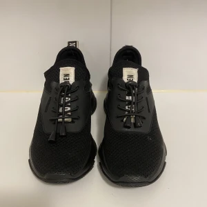 Steve Madden match sneakers - Jätte bra skick,  Den här skon har en tjock sula och en upphöjd krage som skapar en ultra-aktuell siluett och sportig hårdvara som gör att du kan dra snören i stil med snörning.