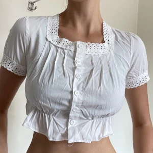 Söt crop top - Väldigt söt croptop från Brandy Melville, passar storlek S.  Knappt använd! 💗