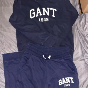 Gant  - Gant mjukis sätt från kidsbrandstrore i storlek 170. Kom knappt i användning tuvärr. Det är i nyskick 9/10, jätte fint sätt och skönt. Färgen är i mörkblå med vit text. Köparen står för frakten❤️ För mer bilder eller frågor skriv privat❤️