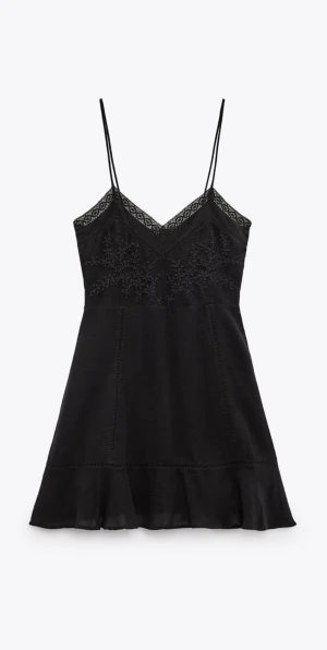 Zara klänning  - Hej, säljer min helt oanvända zara klänning, ångrade mig men hade tagit bort lappen:). Klänningen är i bekvämt tyg och kostar 429kr på deras hemsida. Mer bilder finns vid intresse!