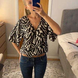 Mönstrad blus  - Mönstrad supersnygg blus ifrån Gina. Går både att klä upp och ner. ☺️