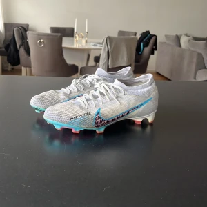 Nike Air Zoom Mercurial Vapor 15  - Säljer mina Nike fotbollskor för att jag köpt nya, använda i ca 4 månader. Kom privat för fler bilder eller diskutera pris