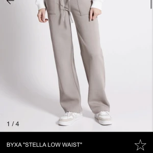 Lager 157 mjukis byxor  - Säljer ett par mjukis från lager 157 dem har ett håll längst mera vid benet men intet som syns när dem är på men går att sy engkelt 