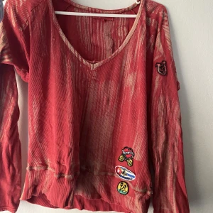 Cool tröja  - Superfin tröja med patches på!💓