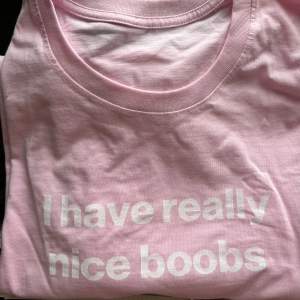 En rosa oversize t-shirt med tryck. Ganska stor så kan passa till att sova i/gå i hemma. Endast testad en gång! 🩷