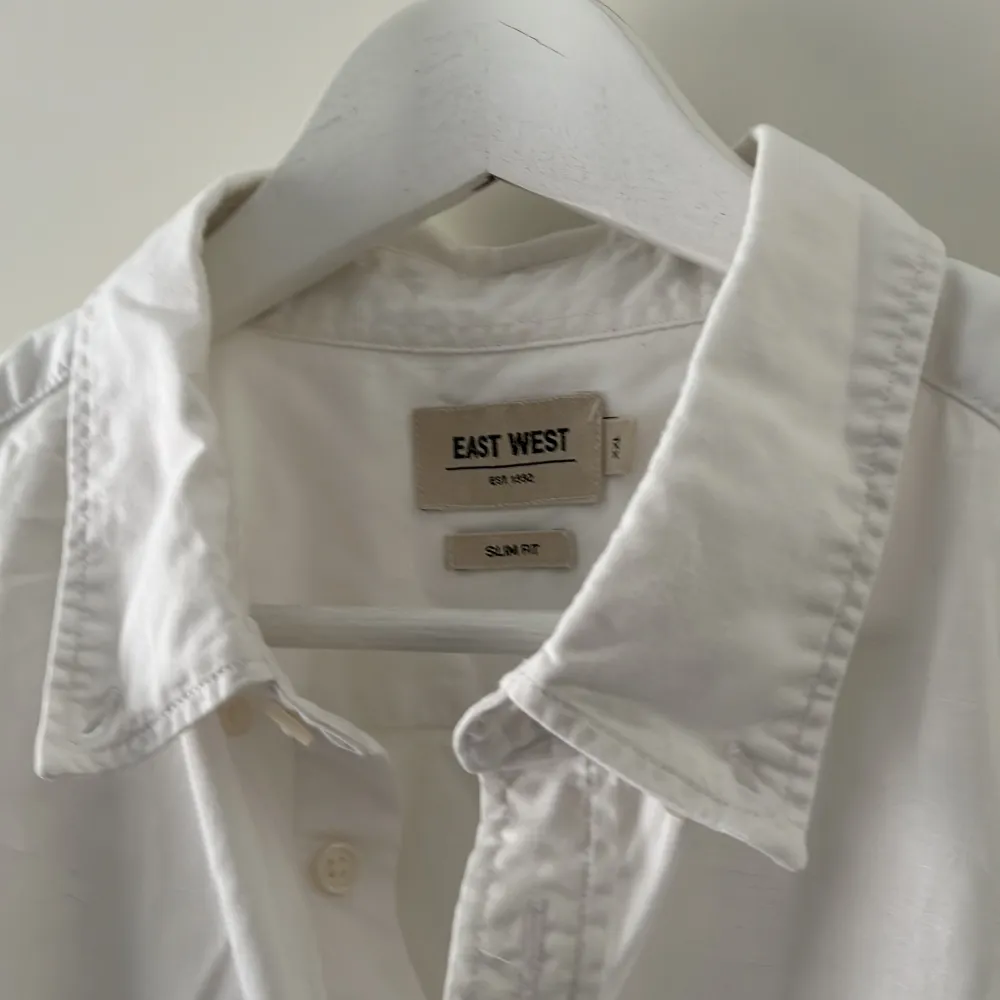 Säljer nu en fräsch och enkel kortärmad skjorta från East West, köpt på brothers. Den har knappast använts alls tyvärr… Skick: 10/10 Ord pris: 600kr PRIS EJ HUGGET I STEN!. Skjortor.