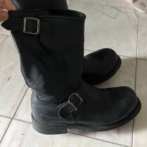 Primeboots  - svarta höga Primeboots. Inköpta för 2000kr. Fler bilder kan skickas vid intresse.