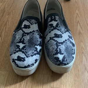 Orm mönstrade skor  - Använda 