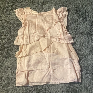 Top från pomp de lux - Rosa beige gullig top i str 152 men skulle 100% passa en xs,s också 