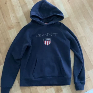 Hoodie - Säljer denna mörkblåa gant hoodien för 250 kr💙köpte den för ca 900