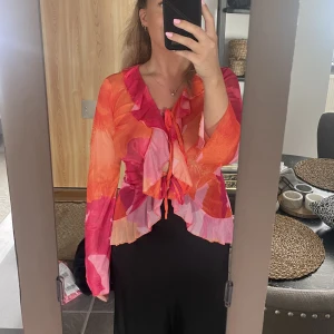 Topp - Supersöt topp med knytning ifram, storlek M men passar även S bra! Helt oanvänd bara testad