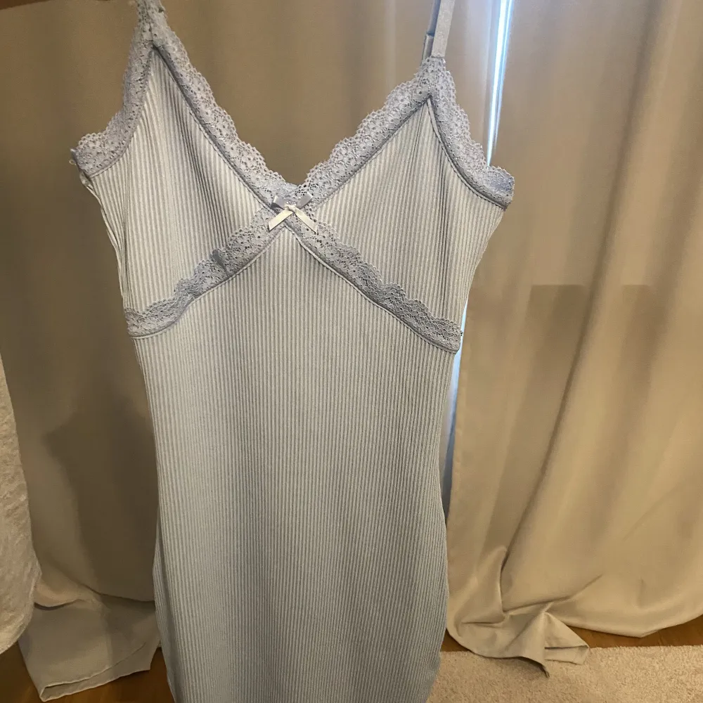 Säljer denna ljusblåa spetsiga klänning från hm då den it kommer till användning, den är helt ny med tillomed prislappen kvar. Klänningar.