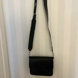 En crossbody väska ifrån Hvisk. Den sitter skönt och väldigt rymlig trots den storlek. Den köptes för 990kr. Priset kan diskuteras. 