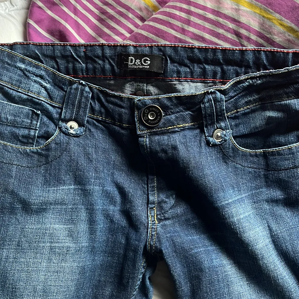 Ascoola dolce&gabbana jeans som tyvärr är för små, det står ingen storlek men skulle gissa på 28/30 då de är för små för mig som brukar ha 29/32💖. Jeans & Byxor.