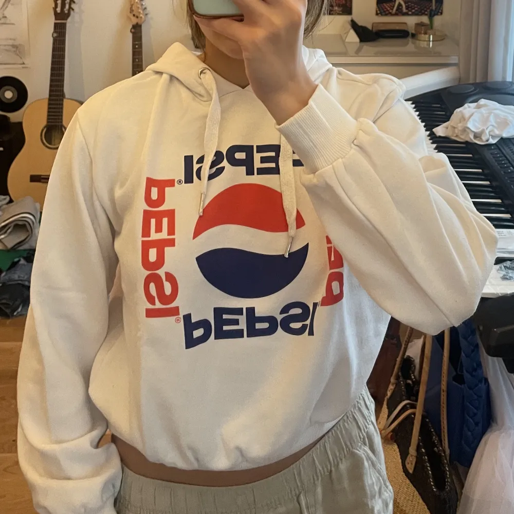 Pepsi tryck på denna vita cropped hoodie.. Hoodies.