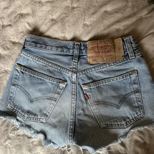 Levis shorts - Köpte dessa shortsen på Sellpy men dem var för små på mig tyvärr:(  Skulle nog passa någon som har xs eller 32 i vanliga fall!  Mått:  W:25 
