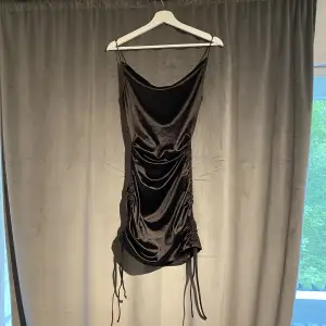 Draperad festklänning från hm där du själv kan justera hur lång den ska vara i nyskick 