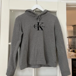 Grå hoodie från Calvin Klein  - Säljer min as snygga grå hoodie från Calvin Klein i storleken XS🤍Pris kan diskuteras. Alla kläder kommer självklart tvättas en extra gång innan leverans📦