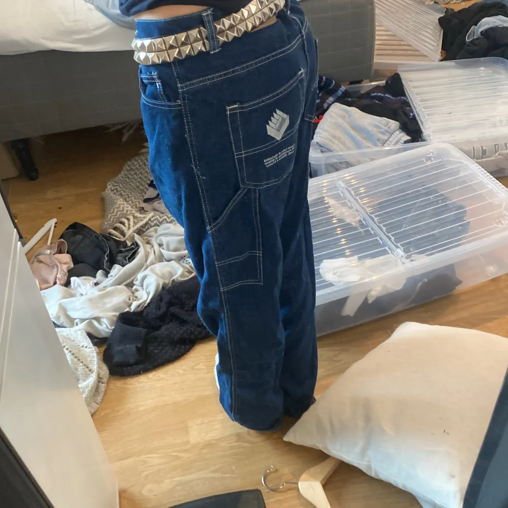 Coola jeans jag köpte på beond retro för 500. Vita sömmar och tryck på bakfickan. De har även fickor på sidan se bild 1. . Jeans & Byxor.