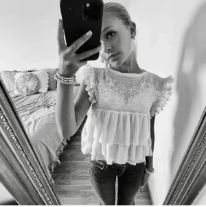 Volang topp  - Beige volang topp från Zara använd ett fåtal gånger och är i ny skick💕(andra bilden e min egna) kom privat för fler bilder💘