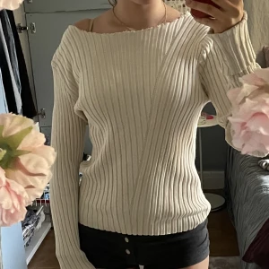 Långärmad vit tröja - Fin långärmad tröja som är ribbad. Den är stretchig så på mig som har S sitter den löst men man kan fortfarande ha den om man skulle ha L, fast då är den tajtare🤍 