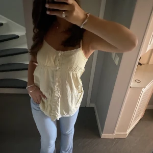 Söt topp  - Söt topp med fina detaljer. Köpt secondhand och är i storlek S💞