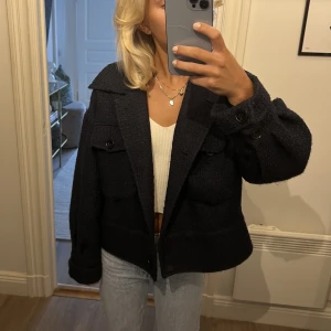 blå jacka meotine - blå jacka i tweed liknande material från meotine! lite nopprig men annars bra skick! 