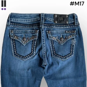 lågmidjade M17 MissMe Bootcut jeans M17 - MissMe jeans i model Boot 💜 Tag 29W 💜Midja (rakt över) 36cm 💜 Innerben 81cm 💜 Ytterben 106cm 💜 Benöppning 21cm 💜 En liten färgfläck på framsidan och några lösa sömmar 💜Våra mått blir W=28 och L=31 💜 Men jämför alltid måtten med ett par jeans som sitter br