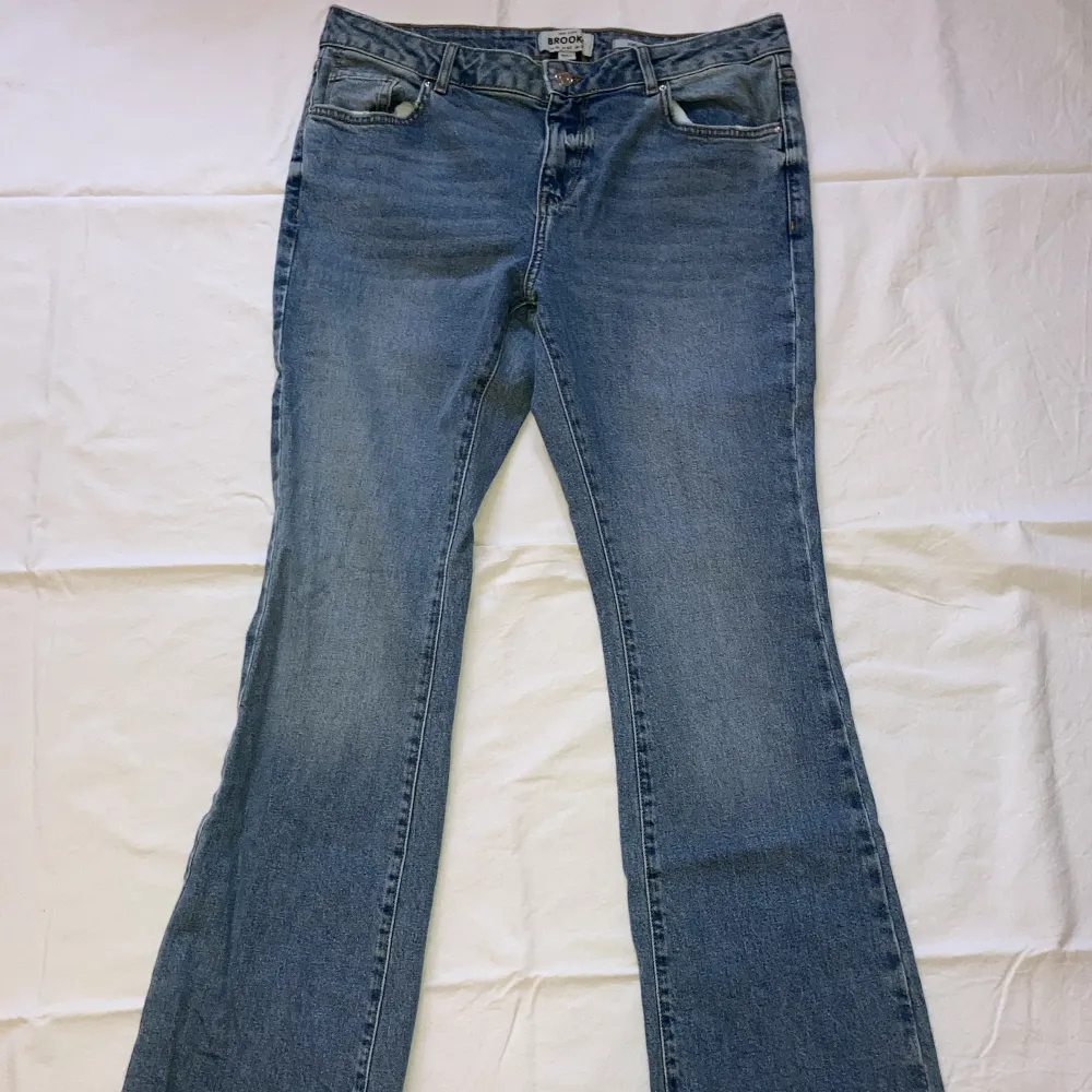 Blåa flare jeans från märket brooke med fickor både fram och bak, köparen står för frakten och priset går att förhandla . Jeans & Byxor.