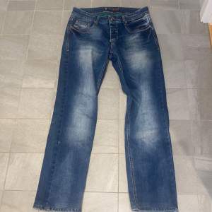 Armani Jeans, storlek 30/31. Köpta i USA för 10+ år sedan. Säljs då de inte passar mig längre, inga speciella defekter på dessa. Billigare vid snabb affär!